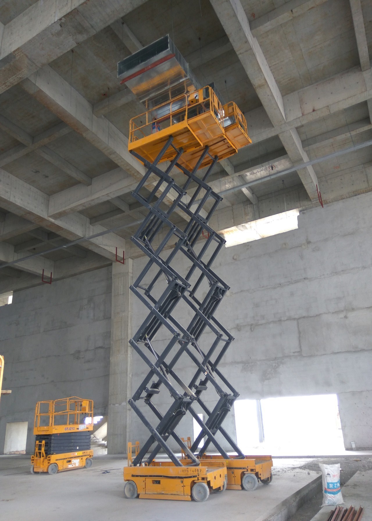 展館升級進行時 剪叉臂架車齊上陣，消防通風(fēng)施工忙